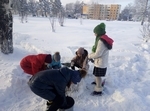 Снегопаду школьник рад!
